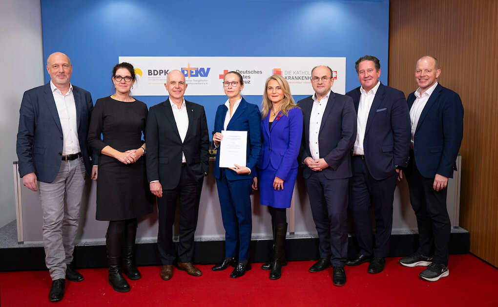Gruppenbild von der Pressekonferenz zur Vorstellung des Rechtsgutachtens