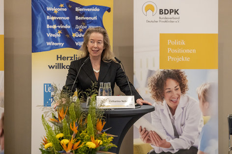 BDPK-Präsidentin Dr. Katharina Nebelbegrüßt die Teilnehmerinnen des BDPK-Bundeskongresses