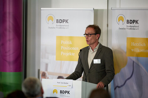 Am Rednerpult: Tom Bschor