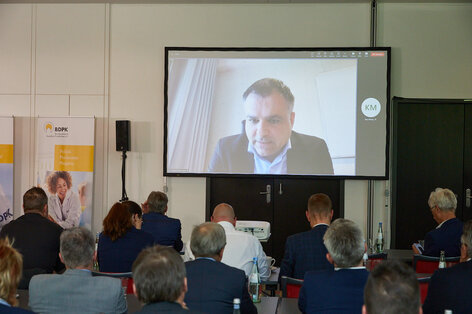 Sitzungssaal mit Video-Leinwand