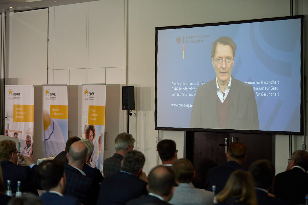 Sitzungssaal mit Video-Leinwand beim BDPK-Bundeskongress 2023