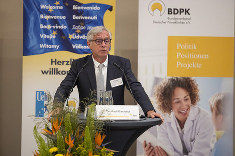 UEHP-Präsident Paul Garassus begrüßt die Gäste in Berlin